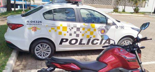 Motociclista quase é preso após concessionária trocar placa da moto